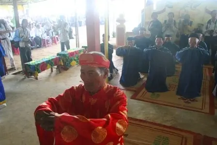 Chủ lễ cầu nguyện tại Lễ tế Bà Tơ