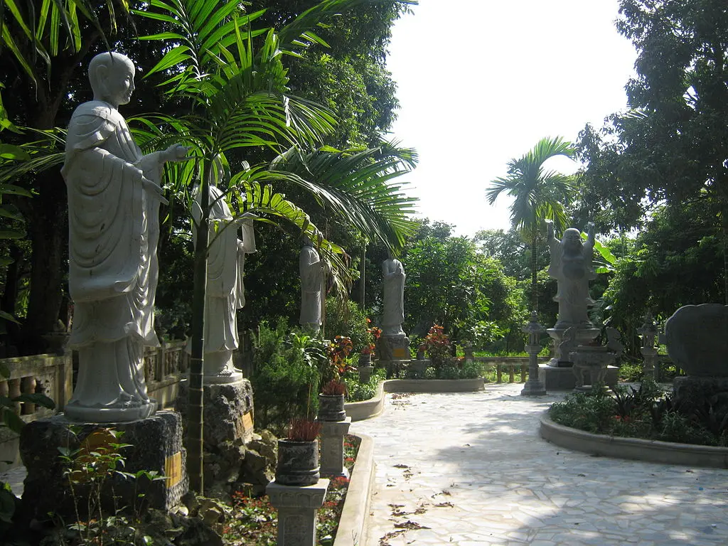 Vườn tượng thành đạo tại Chùa và Động Địch Lộng