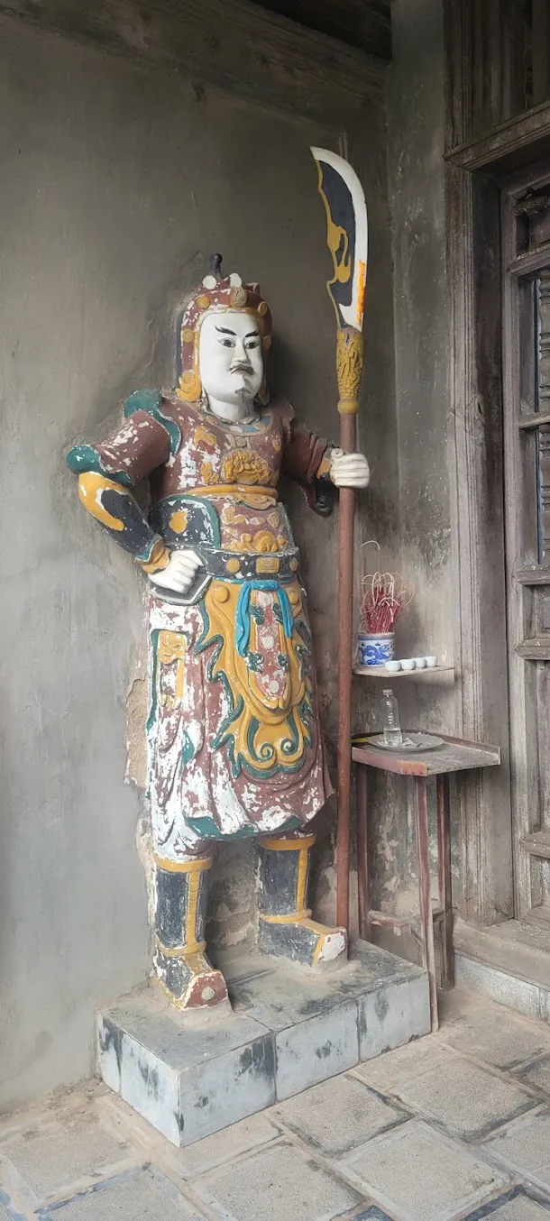 Một bức tượng tại đền thờ Trần Nguyên Hãn