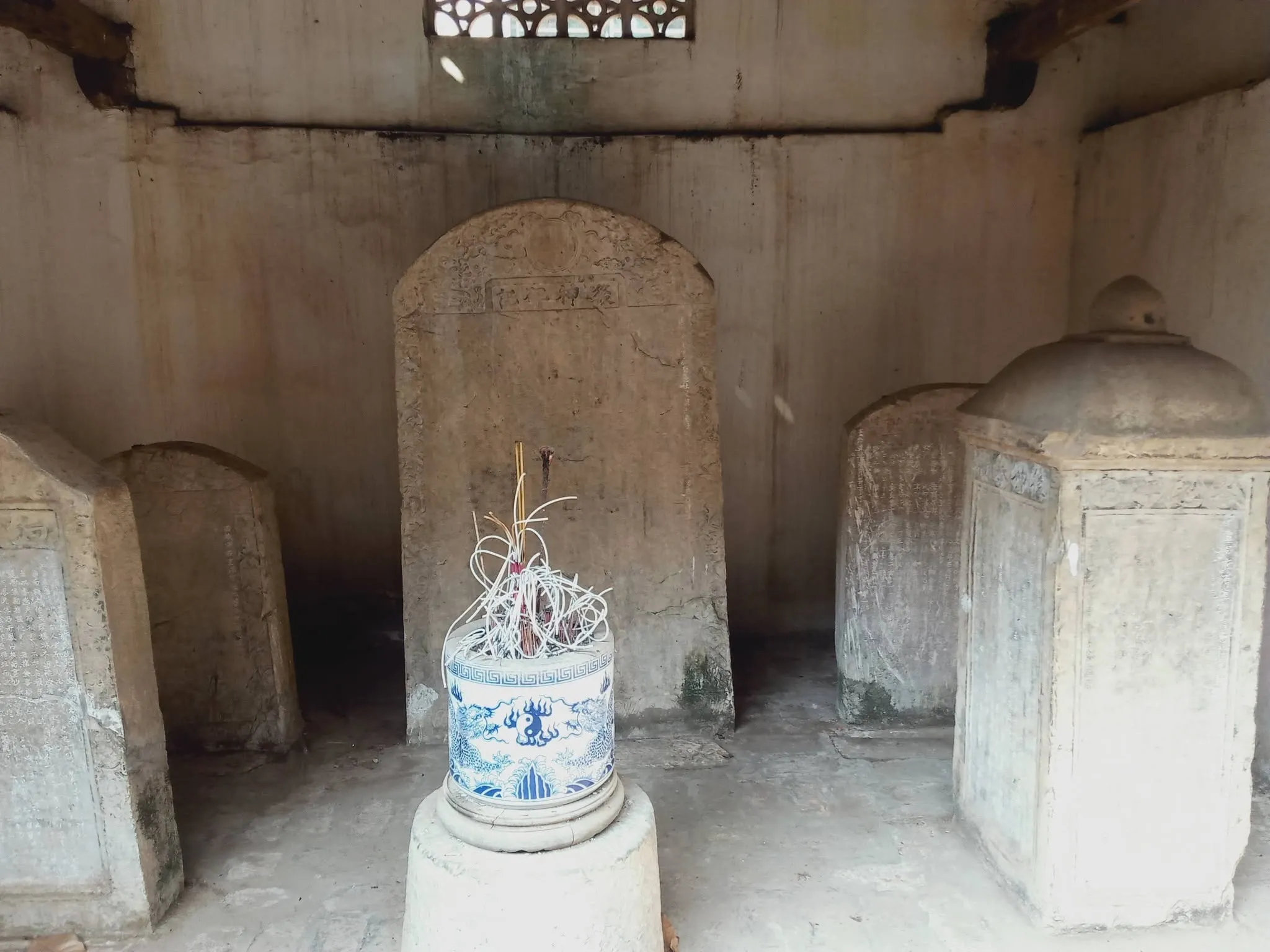 Bia đá trong đình Hữu Bằng