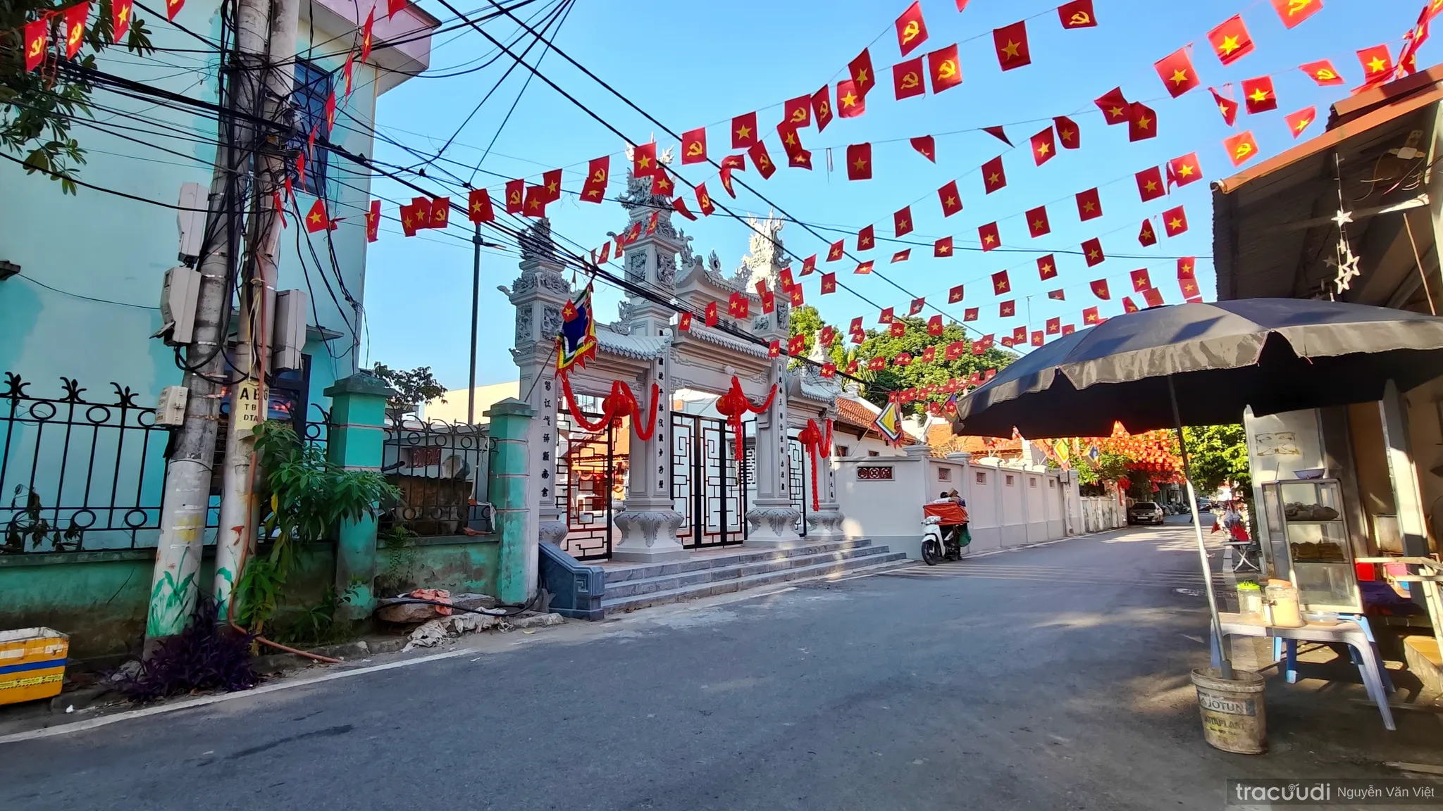 Nghi môn đền Bãi Tháp nhìn từ bên trái