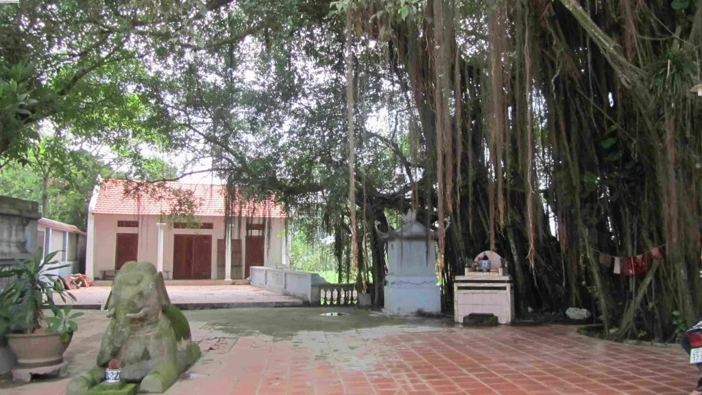 Khuôn viên Đền Cót