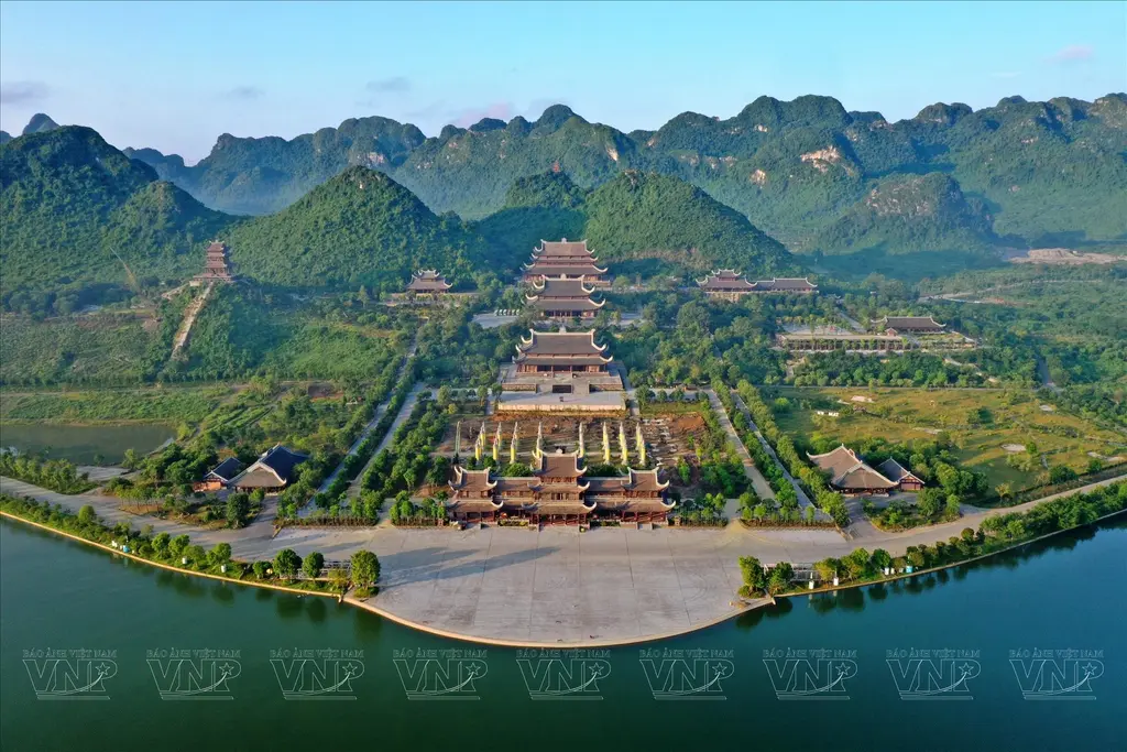 Quần Thể Danh Lam Thắng Cảnh Tam Chúc nhìn từ xa