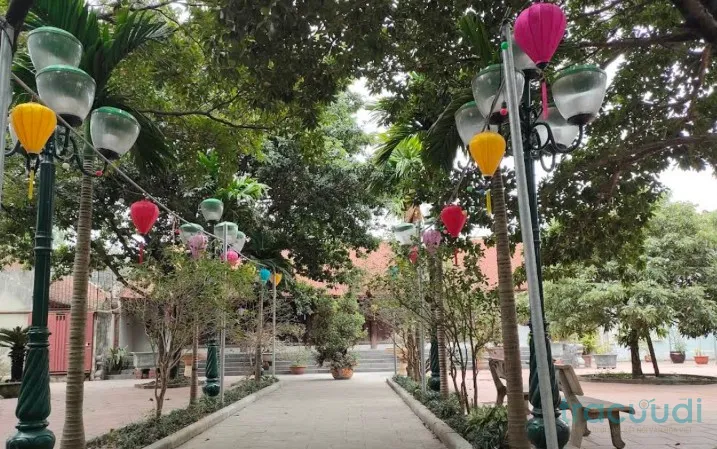 Sân vườn Chùa Vạn Phúc