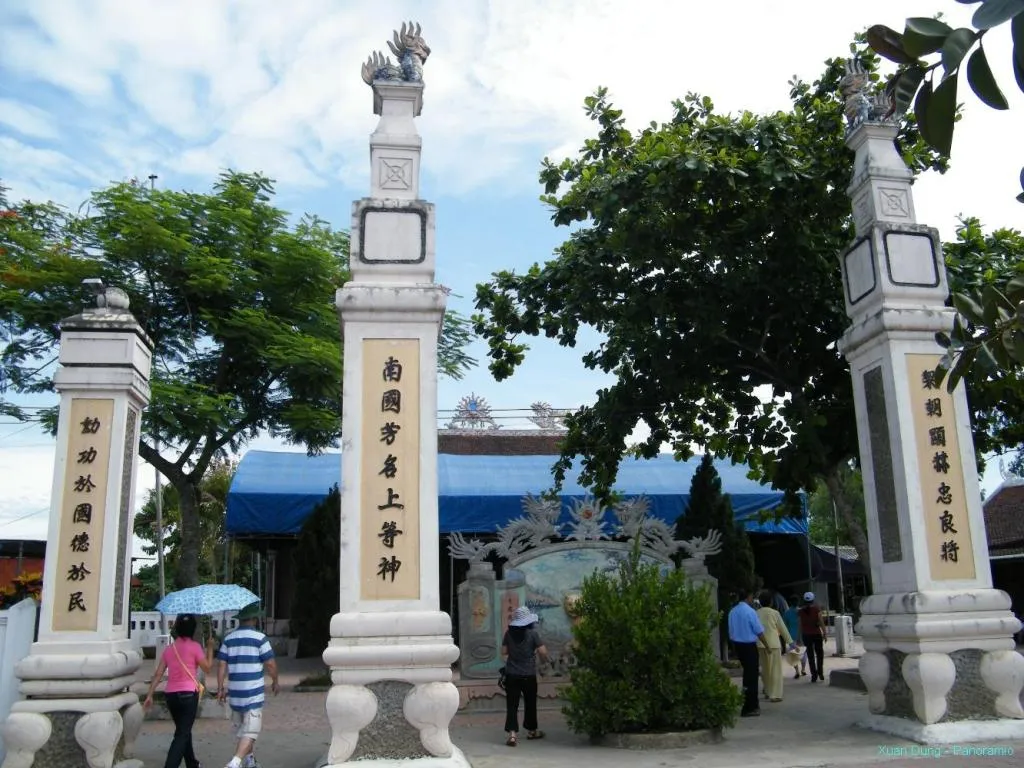Cổng Đền ông Hoàng Mười