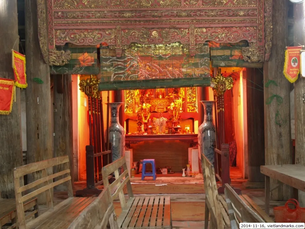 Gian thờ bên trong Đình Lại Yên