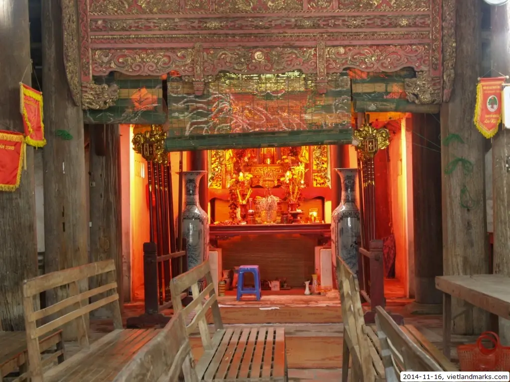 Gian thờ bên trong Đình Lại Yên