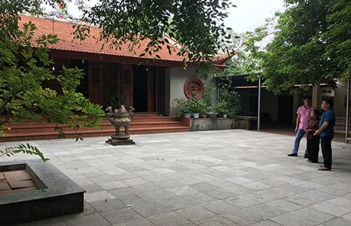 Phía bên trong sân Đền Cầu Khoai