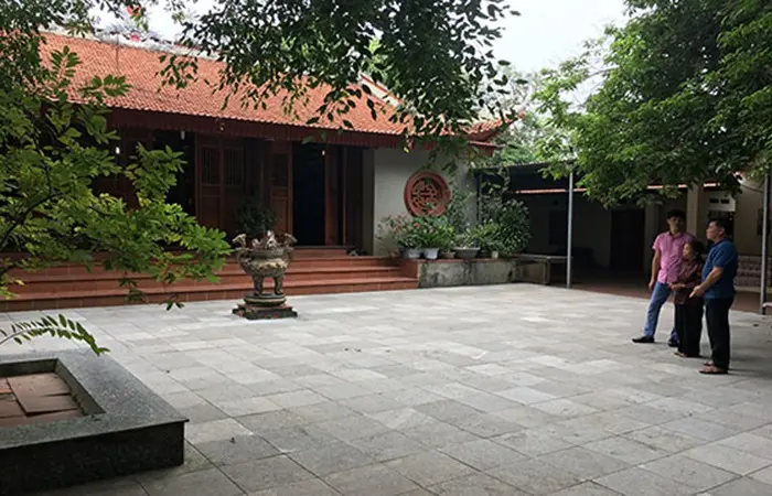 Phía bên trong sân Đền Cầu Khoai