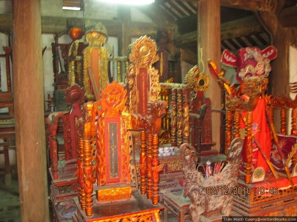 Không gian bên trong Đền Cả