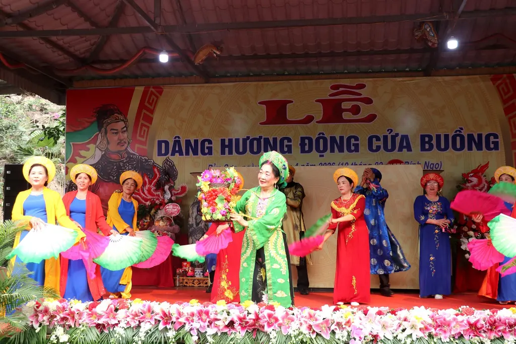 Văn nghệ tại Lễ dâng hương Động Cửa buồng