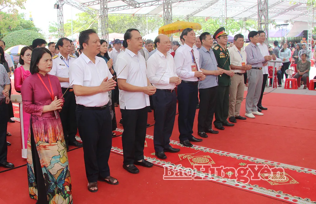 Các đại biểu dâng hương tại Hội đền Cửa Lân