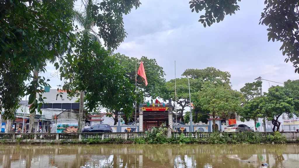 Nghi môn đền Trong sau mưa