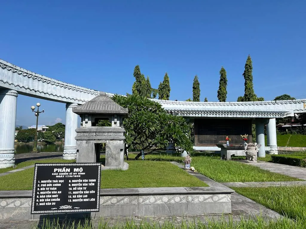 Cảnh quan Khu Di Tích Mộ Nguyễn Thái Học Và Các Chiến Sĩ Khởi Nghĩa Yên Bái