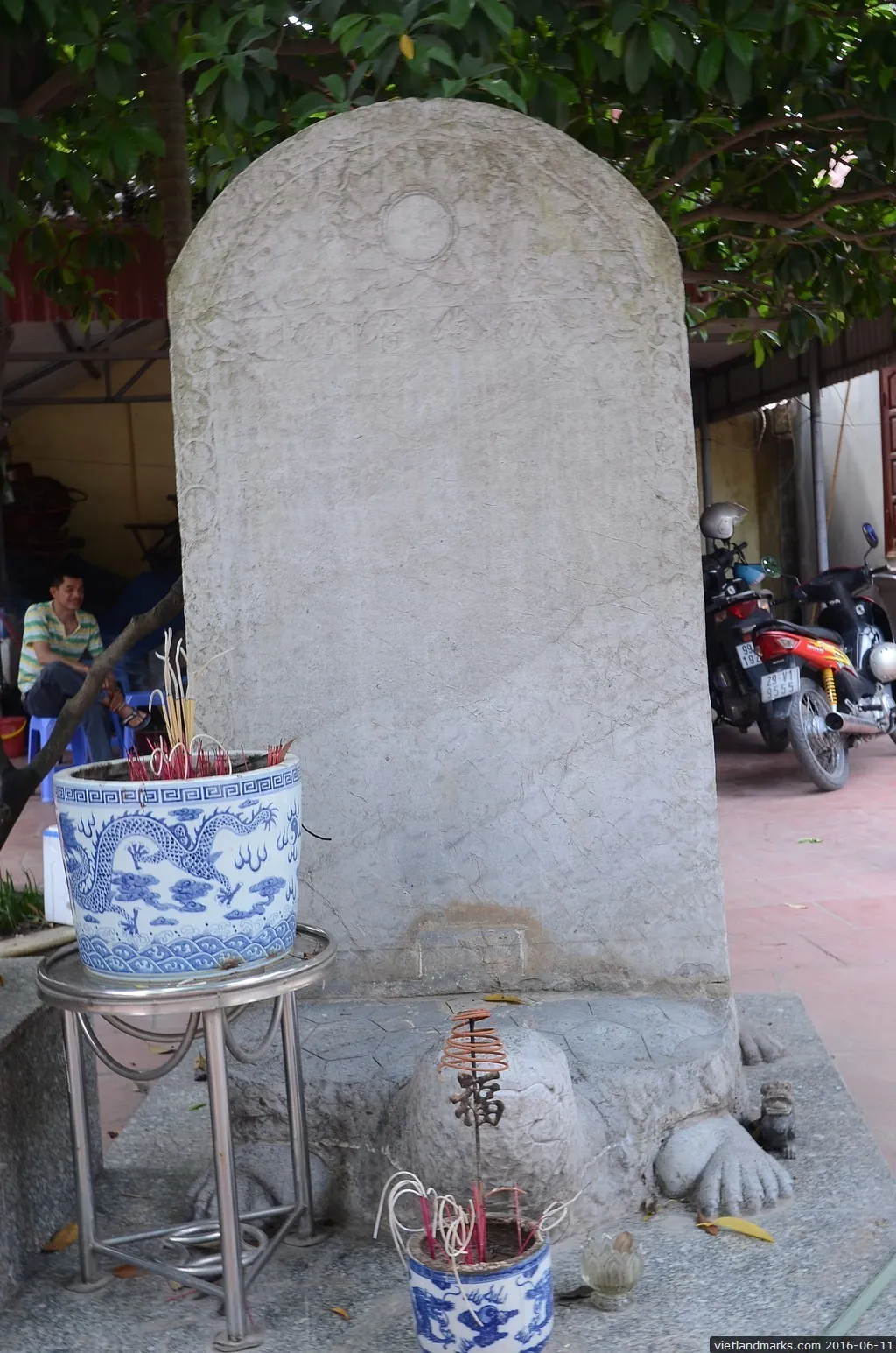 Bia đá cổ tại Đền Lư Giang
