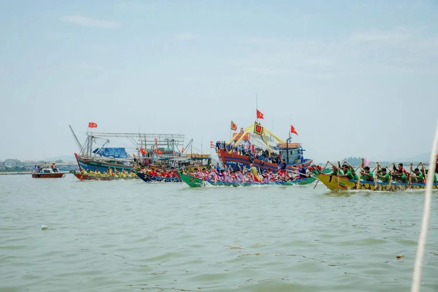 Giải đua thuyền tại Lễ hội Đền Hạ