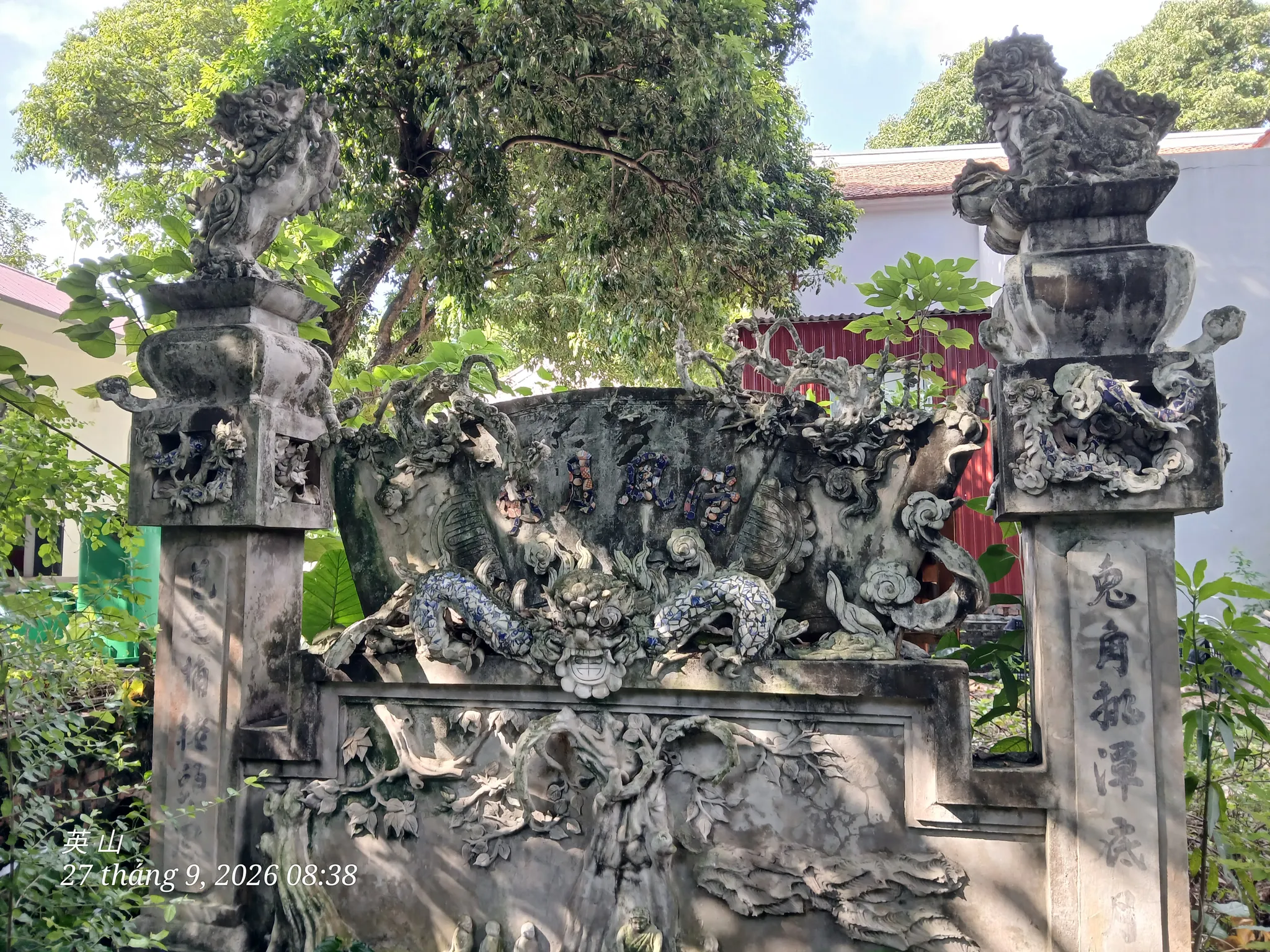 Bức bình phong ở lối đi cũ của chùa Long Tiên