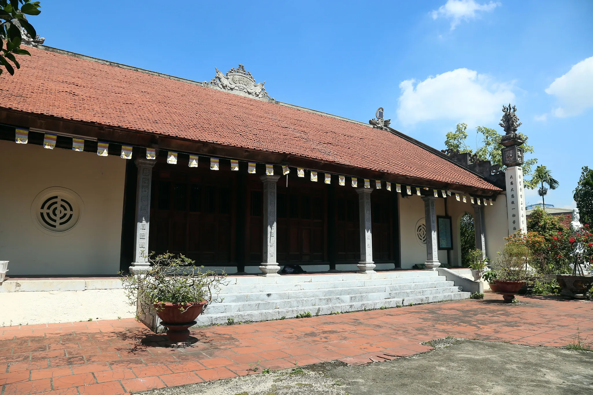 Chùa Thanh Lâm nhìn từ bên trái sân chùa
