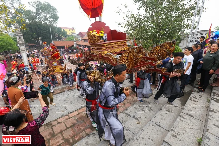 Đoàn rước nước Hội làng Thổ Khối bắt đầu từ đình làng ra sông Hồng