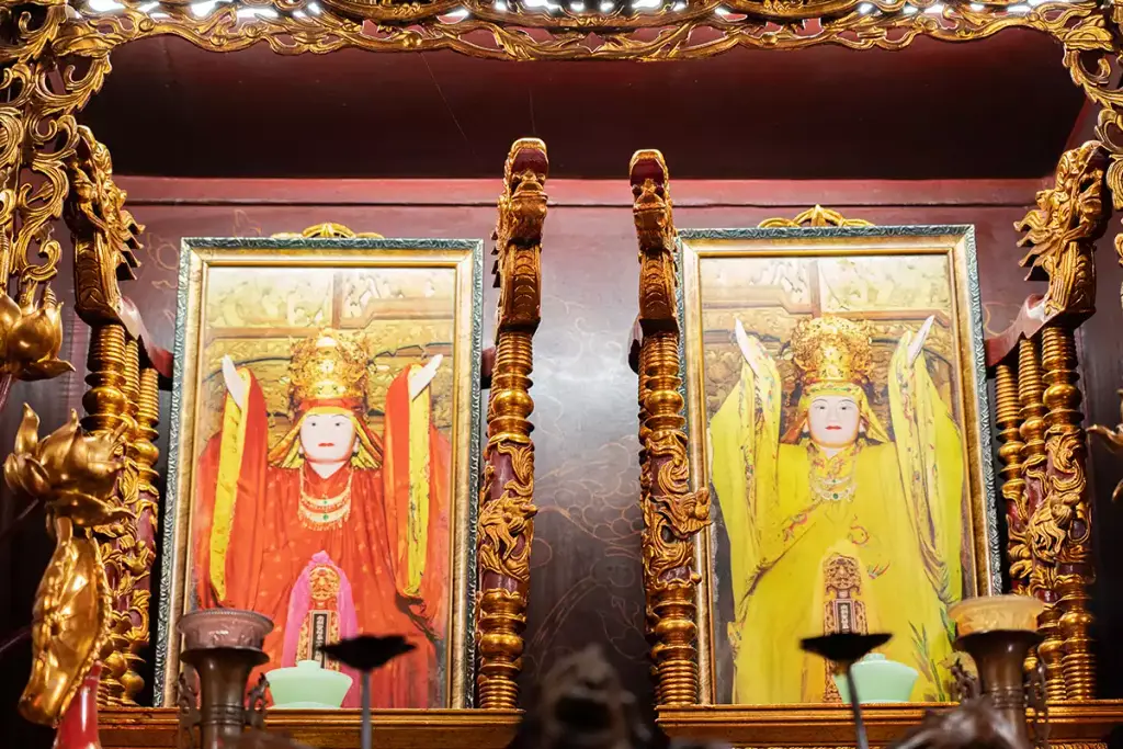 Cảnh quan bên trong Miếu Hai Bà Trưng