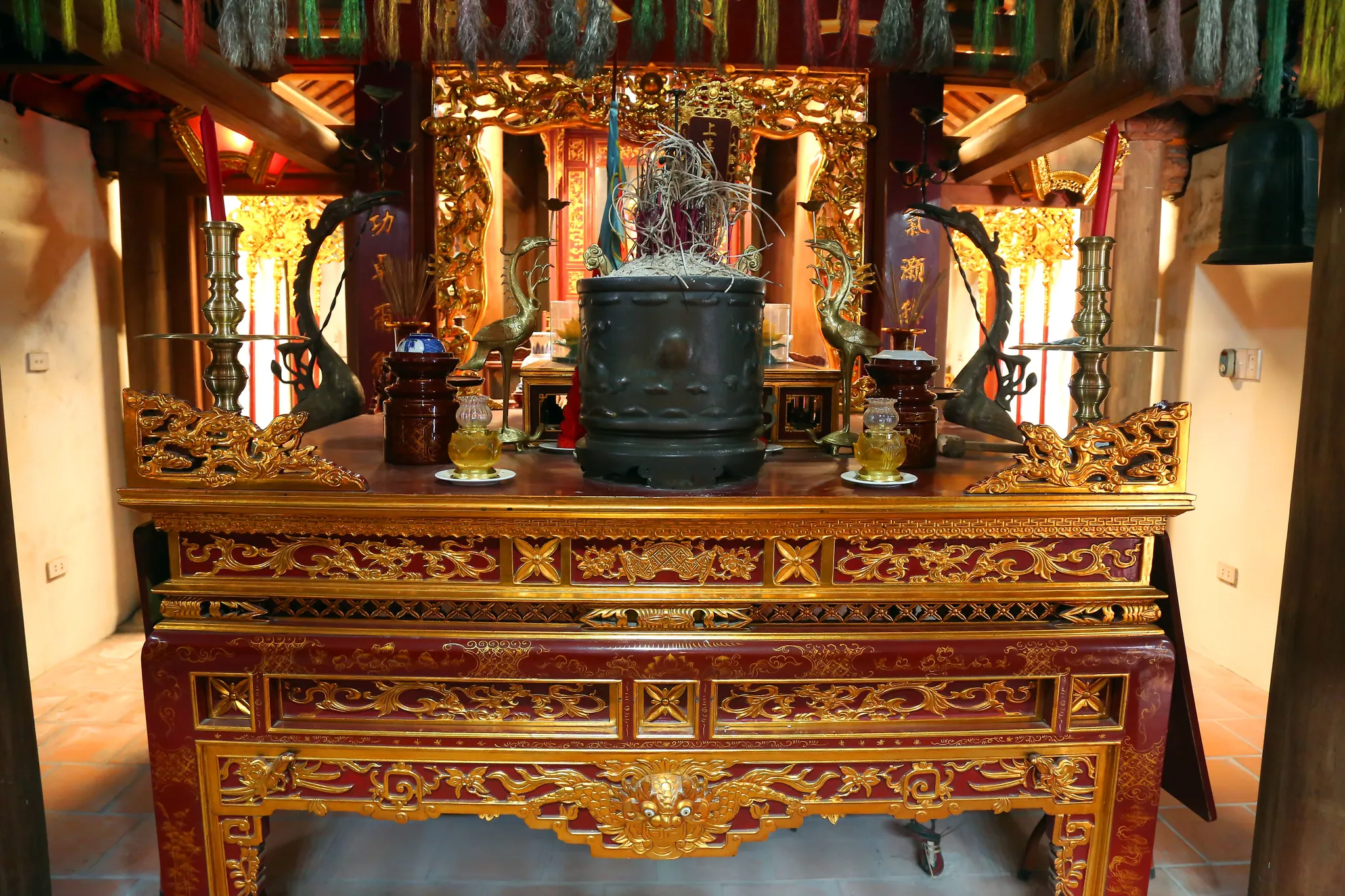 Án gian trong đình Thị Cấm