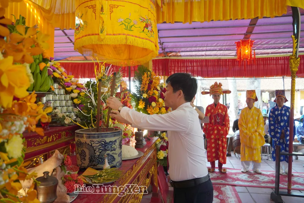 Lãnh đạo xã Tây Thụy Anh dâng hương tại Hội đền Hệ