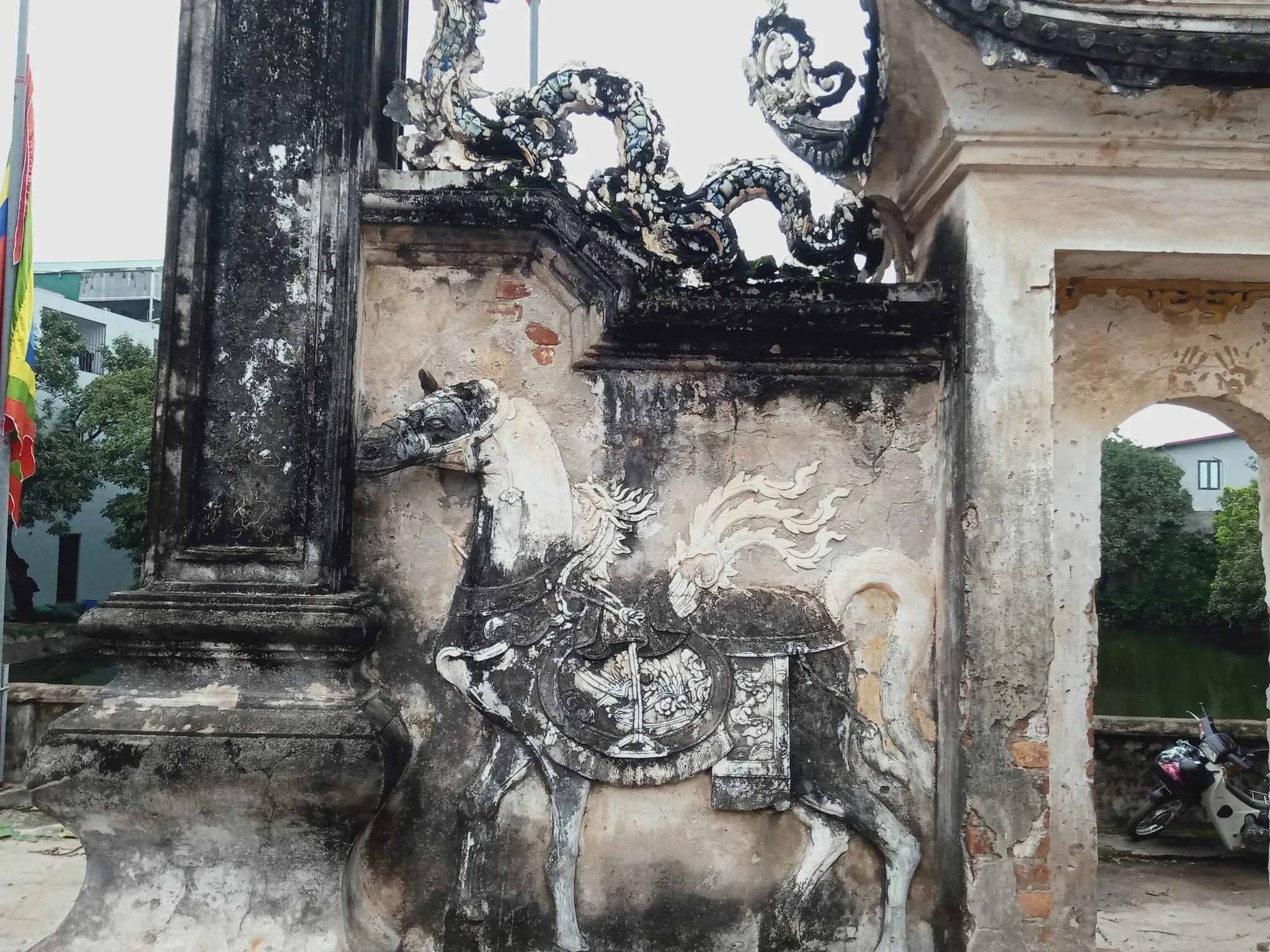 Hoạ tiết trang trí cổng đình làng Long Châu Sơn