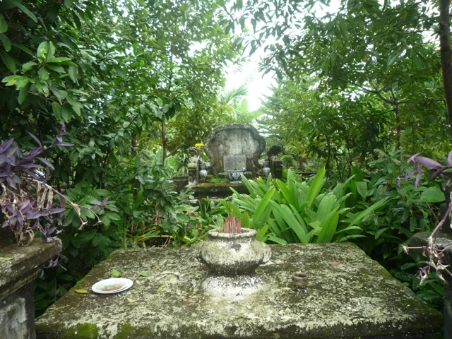 Mộ cụ Phạm Sĩ tại đình làng Châu Khê