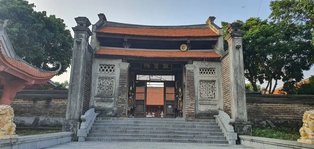 Kiến trúc, không gian ngoài cổng đền thờ Trần Nguyên Hãn