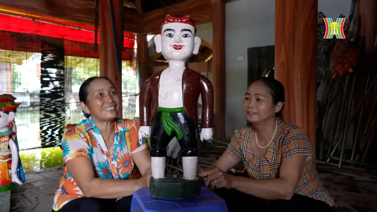 Nghệ nhân Nguyễn Thị Thỏa (bên trái) say mê những quân rối và những vở diễn rối nước