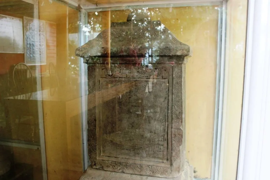 Bia đá tại Chùa Sùng Khánh