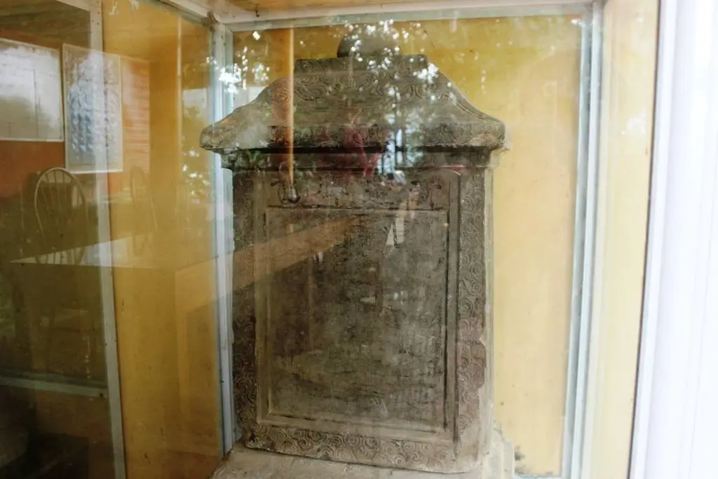 Bia đá tại Chùa Sùng Khánh