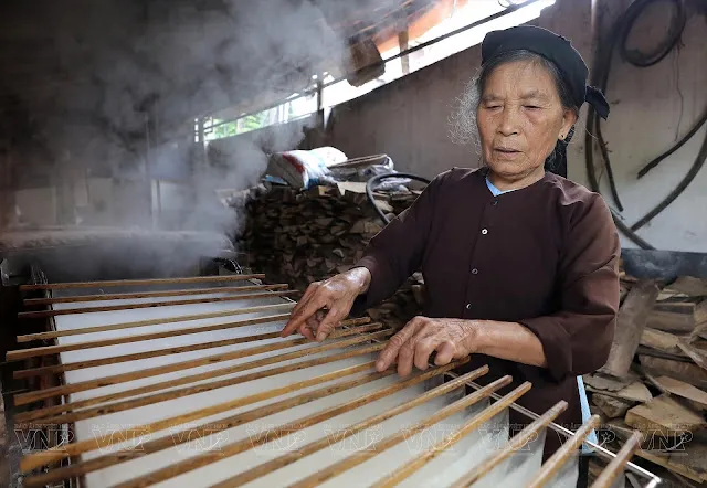 Bánh đa nem sau khi tráng được lấy ra đem đi phơi
