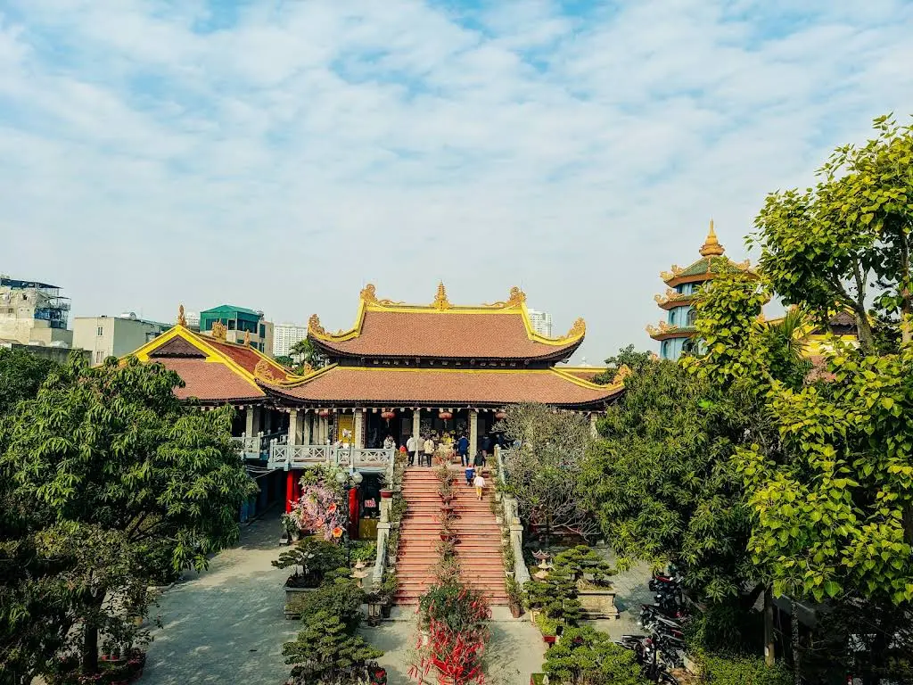 Cảnh quan di tích Chùa Tứ Kỳ nhìn chính điện