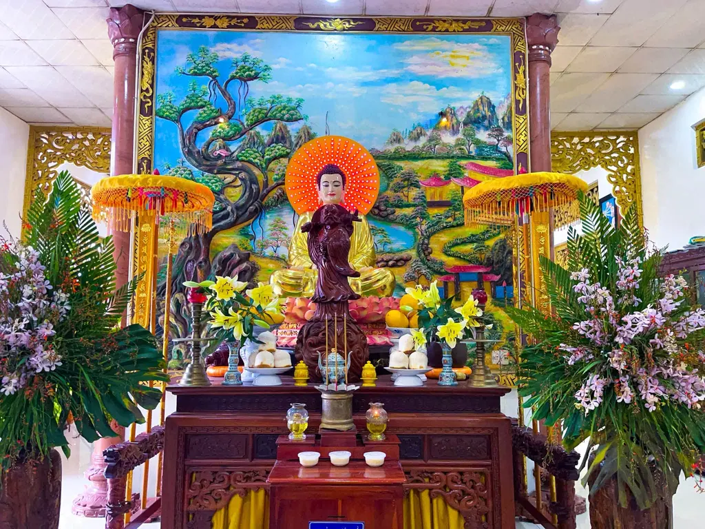Ban thờ bên trong Chùa Phật Ấn