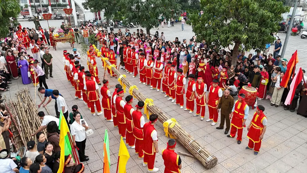 Chuẩn bị cho nghi lễ nâng Phan tại Hội chùa Nành