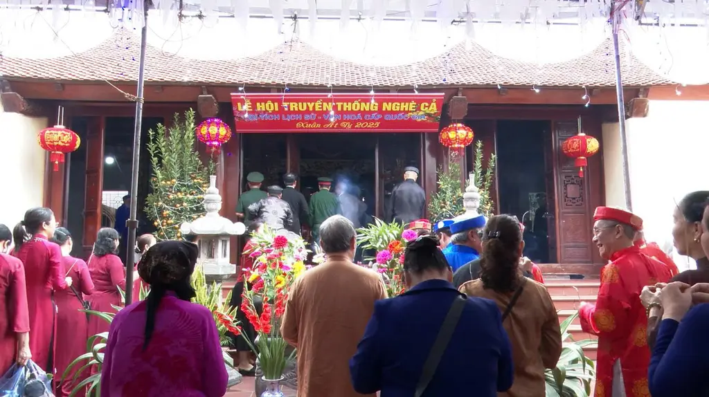 Dâng hương tại Lễ hội Nghè Cả