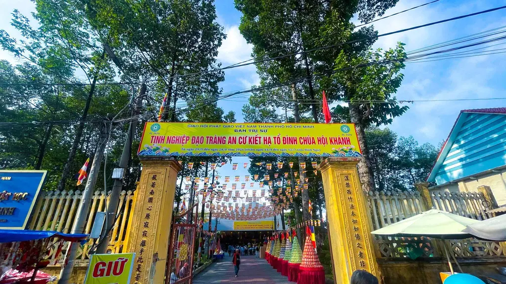 Cổng vào Chùa Hội Khánh