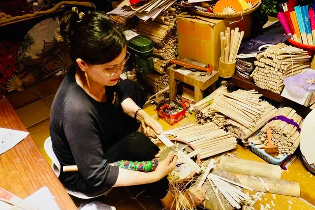 Nghệ nhân Nguyễn Thị Tuấn tỉ mỉ vót từng nan tre