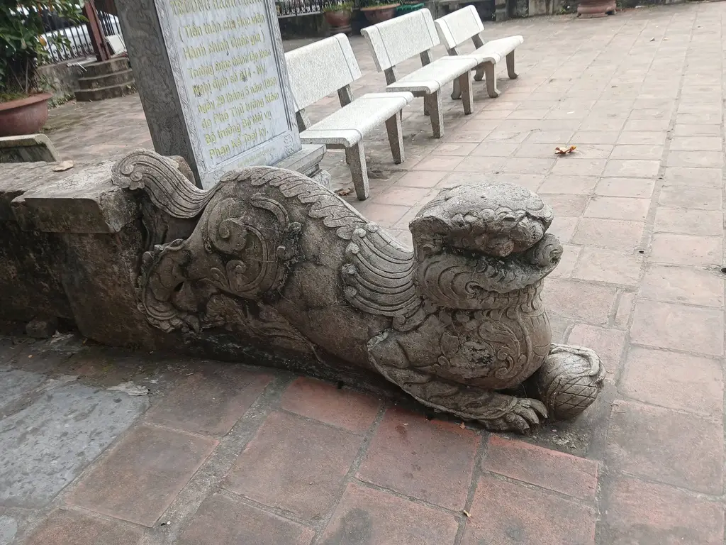 Nghê đá trước Đình Phù Lưu