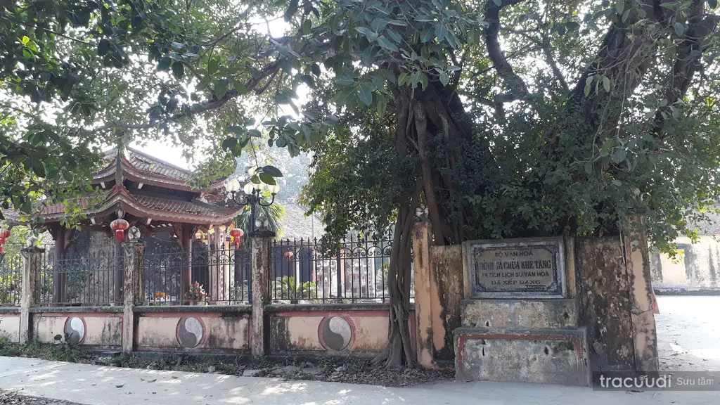 Không gian cảnh quan bên ngoài Đình Khê Tang (đình Thượng)