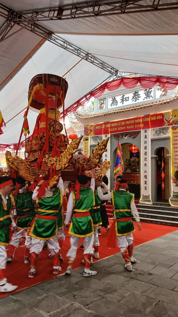Đoàn rước kiệu Thánh ở sân đình Thái Hòa