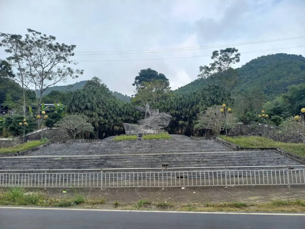 Cảnh quan Tượng Đài Anh Hùng Cù Chính Lan