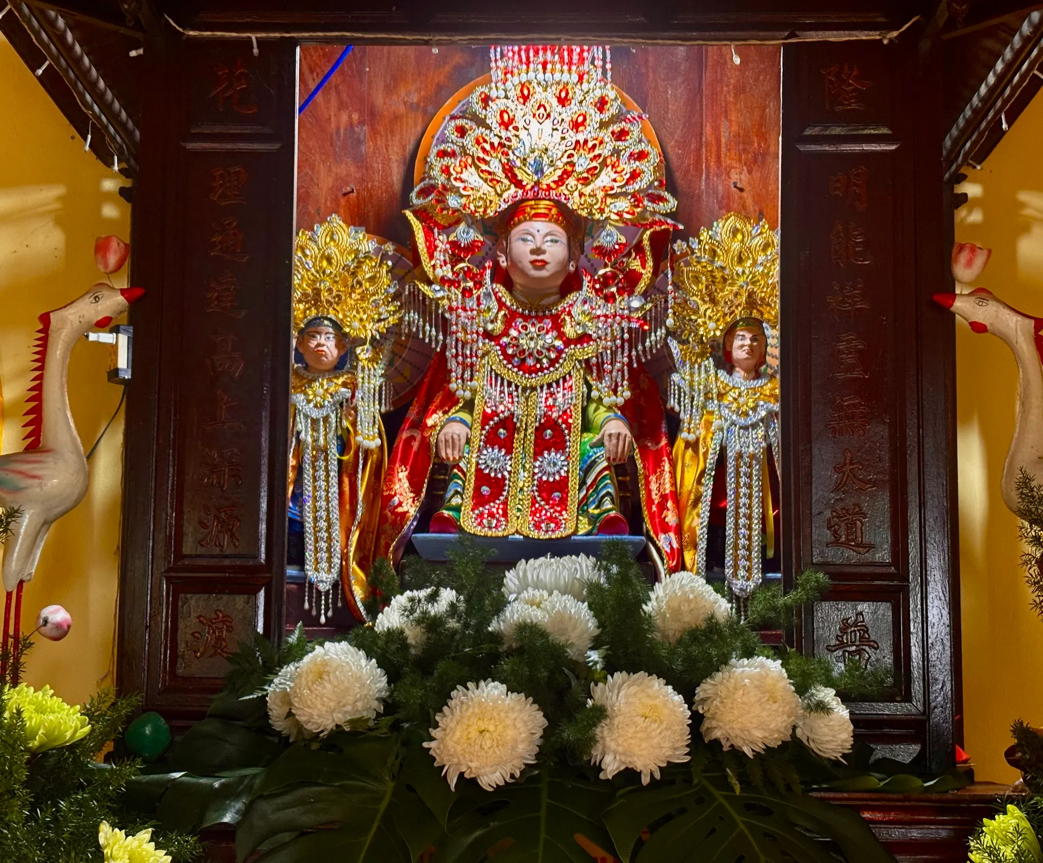 Ban thờ Linh Sơn Thánh Mẫu trong chùa Giác Linh