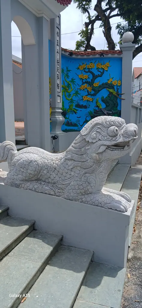 Linh vật bên trái cổng đình Tràng An