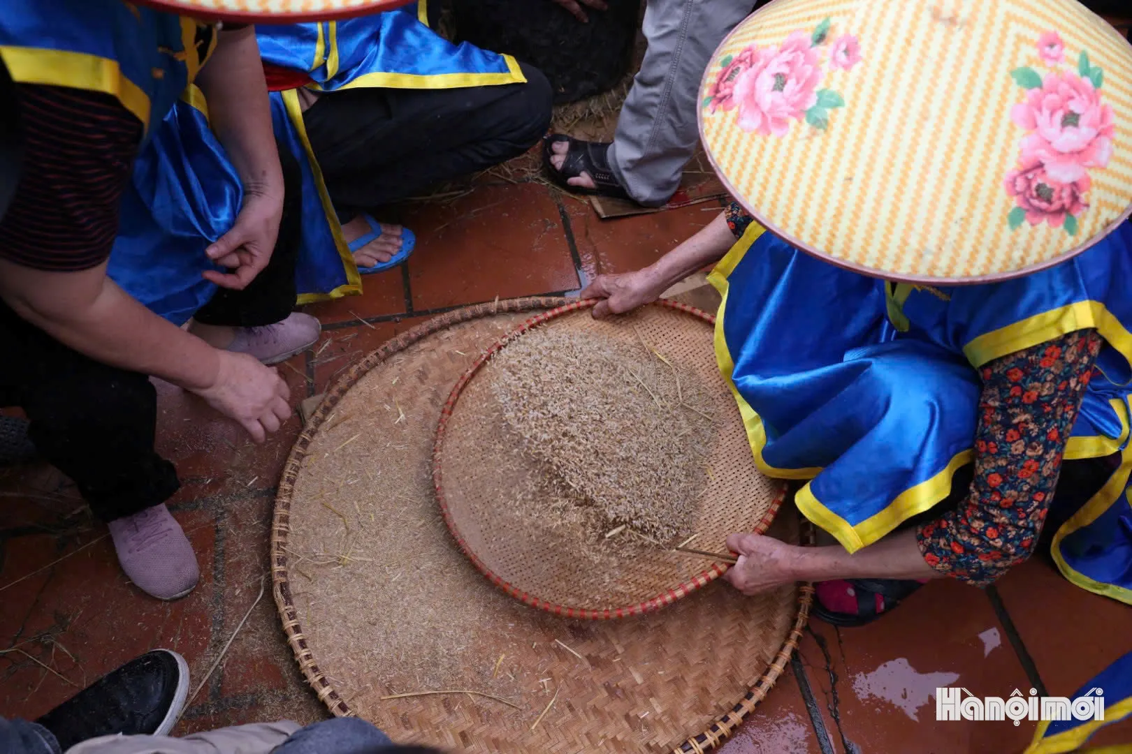 Sàng cho sạch trấu cám và thổi cơm tại Hội đình Thị Cấm