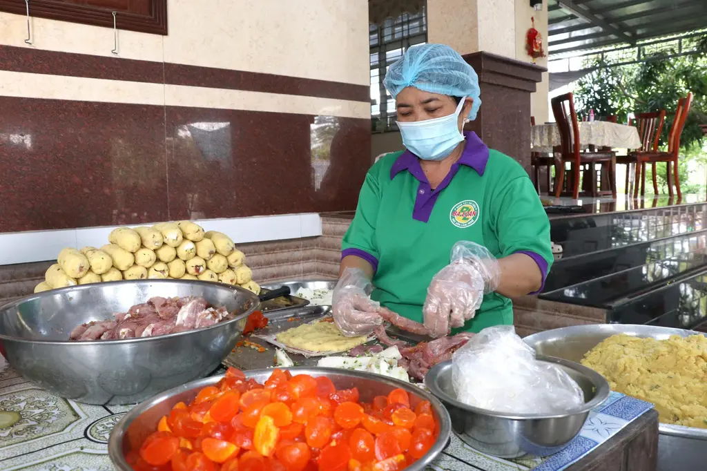 Làng nghề bánh tét Trà Cuôn đang làm nhân bánh tét