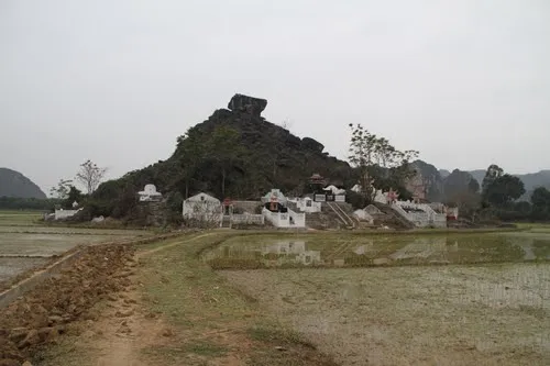 Đường dẫn vào Mộ Chúa Trịnh Sâm