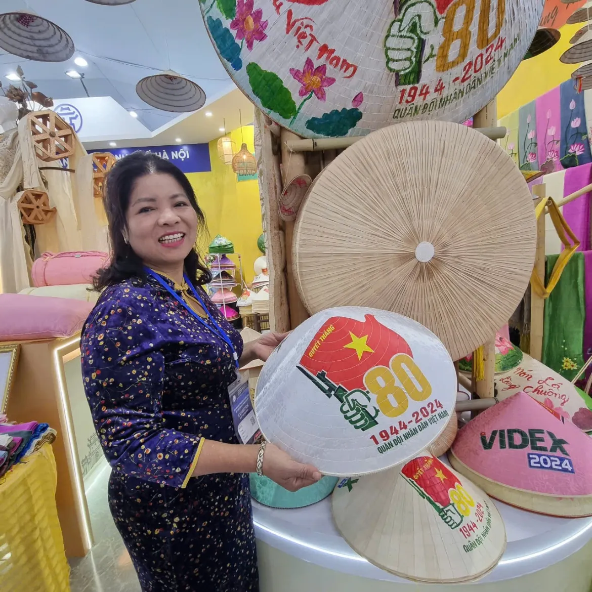 Nghệ nhân Tạ Thu Hương rạng rỡ bên sản phẩm nón lá của mình