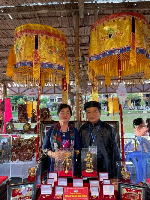Nghệ nhân Nhân dân Trần Duy Mong (bên phải) trong một cuộc triển lãm tại Huế